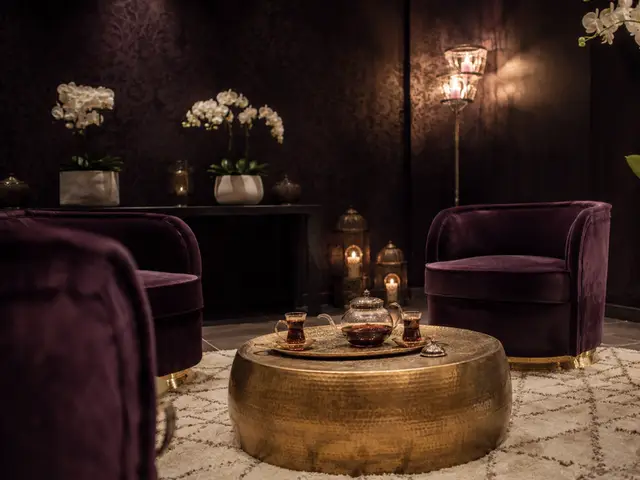 Kadife koltuklu, çay masalı bekleme salonu — Rami, Masaj Salonun