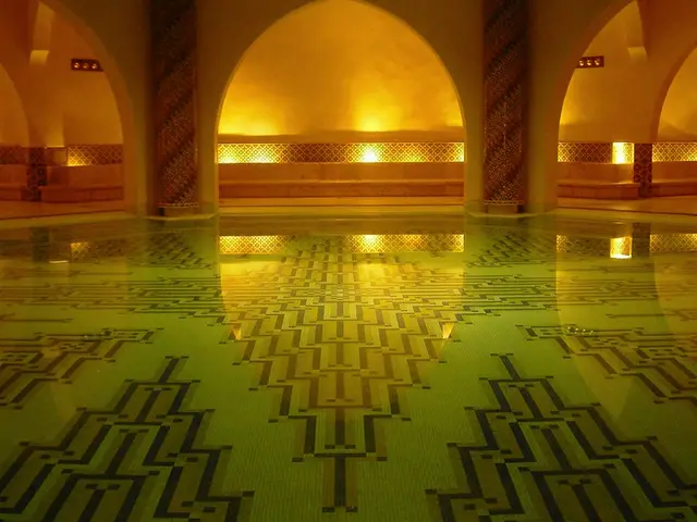Altın ışıkla aydınlanan kemerli hamam ve mozaik havuz — Rami, Masaj Salonun