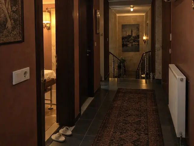 Halılı, apliklerle aydınlanan uzun koridor — Rami, Masaj Salonun